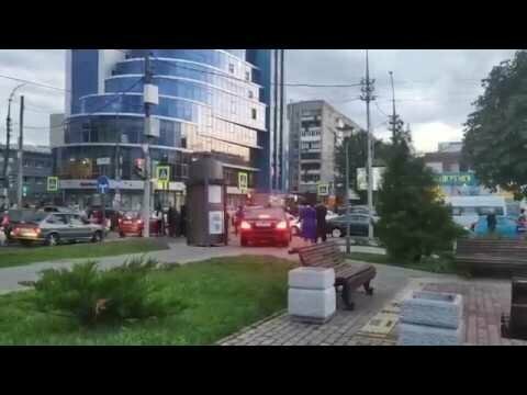 Автомобиль Игоря Николаева едет по тротуару в Саратове
