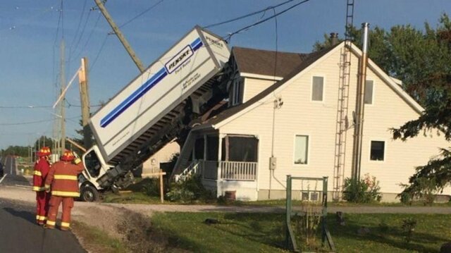 В Канаде грузовик влетел в канаву и приземлился на крышу дома