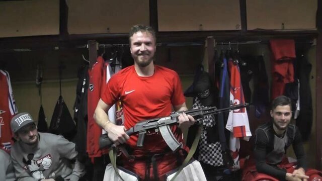 Российский хоккейный клуб вручил автомат лучшему игроку матча