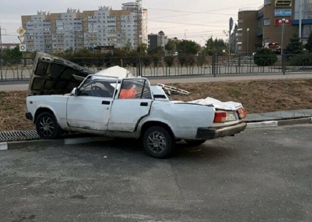 Авария дня. В Белгороде пьяный водитель приземлился на припаркованные автомобили