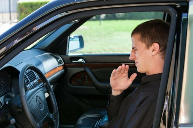 Почему в автомобиле может пахнуть бензином?