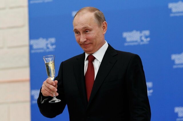 Президент РФ повысил зарплаты чиновникам