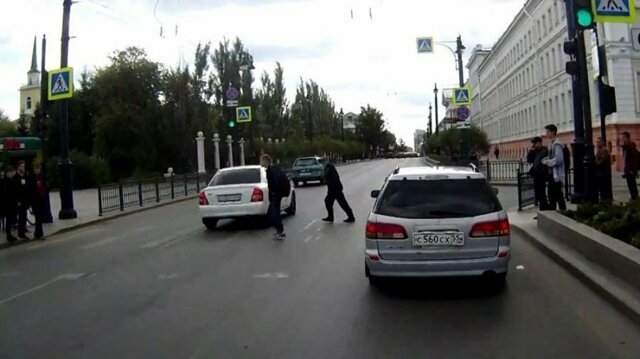 В Омске пожилому пешеходу не удалось перебежать дорогу на "красный"