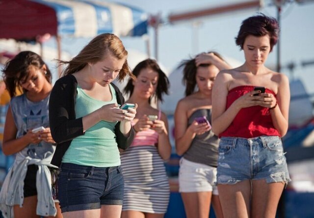 У подростков растет "рог" из-за смартфона