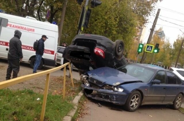 Авария дня.  В Кирове Лада Гранта перевернулась на крышу