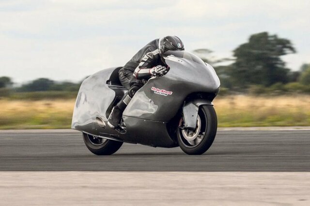 Британский мотоциклист разогнался до 436 км/ч на взлетно-посадочной полосе