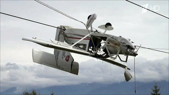 В итальянских Альпах небольшой туристический самолет запутался в кабеле подъемника