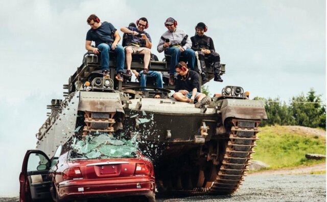 Американцы снимают стресс, давя старые машины танками