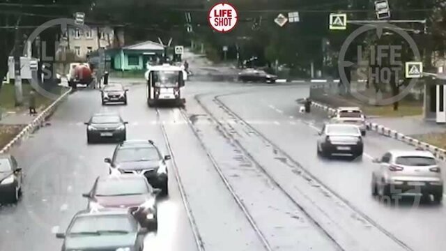 В Нижнем Новгороде водитель иномарки сбил подростка и женщину на переходе