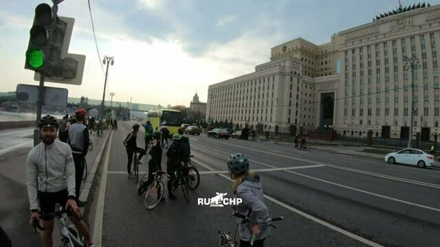 Каршеринговый автомобиль перевернулся у здания Минобороны в Москве