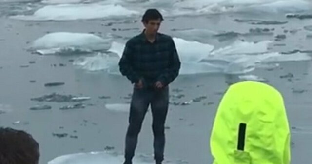 В Исландии туриста чуть не унесло на льдине
