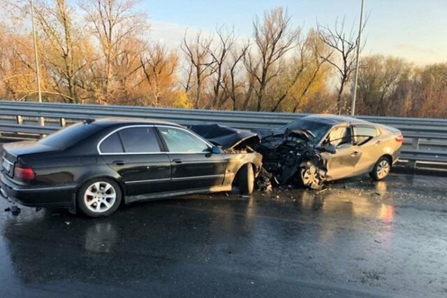 Быстрый водитель BMW устроил аварию на мосту в Волгоградской области
