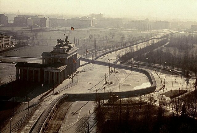 Великая Берлинская стена: как в Германии построили, а затем снесли главный символ холодной войны