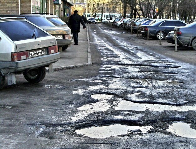Стали известны города России с самыми плохими дорогами