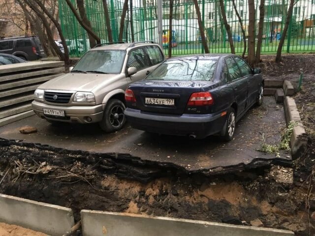 Теперь точно не угонят! Машины оказались заблокированы из-за прокладки новых труб