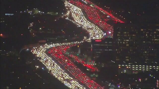 Это красиво: огромная пробка в Лос-Анджелесе на День благодарения