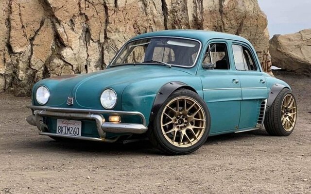 Парень нашел Renault Dauphine 1960 года и превратил его в крутой проект