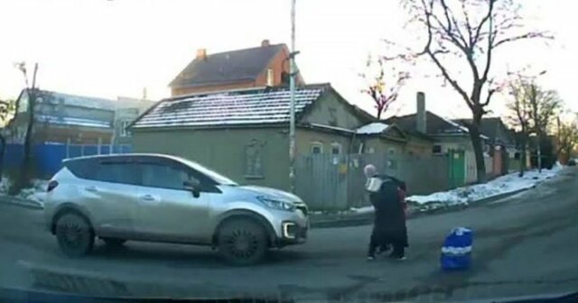 В Пятигорске машина сбила девочку, перебегавшую дорогу вслед за женщиной