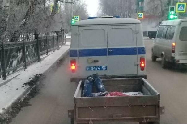 В Башкирии полицейская машина везла в прицепе неприкрытый труп мужчины