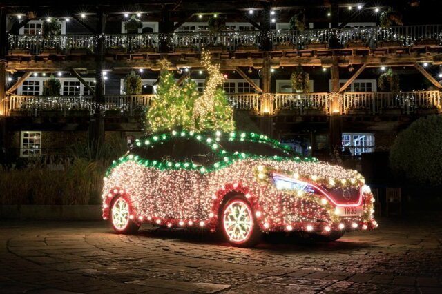 Nissan LEAF превратили в рождественскую ёлку, украшенную тысячами лампочек