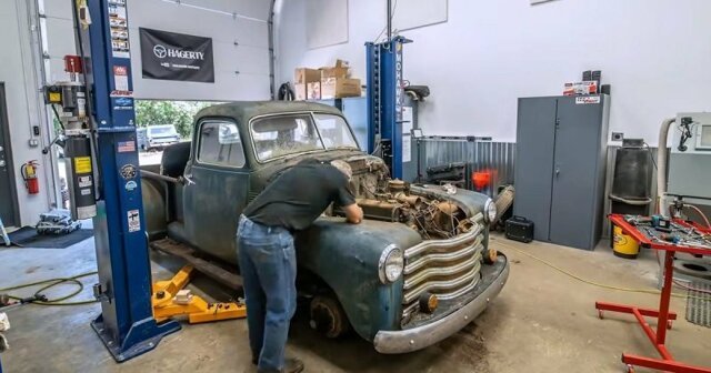 Восстановление ржавого двигателя от 60-летнего Chevrolet уместили в одном ролике
