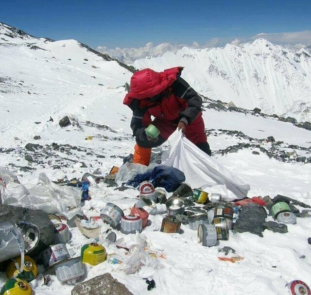 Двадцать непальских альпинистов пошли в так называемую зону смерти, чтобы собрать мусор