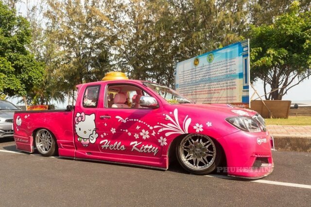 Toyota Hilux Vigo — передвижной бар Hello Kitty