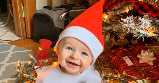 Рождественский календарь с очаровательным малышом в образе эльфа