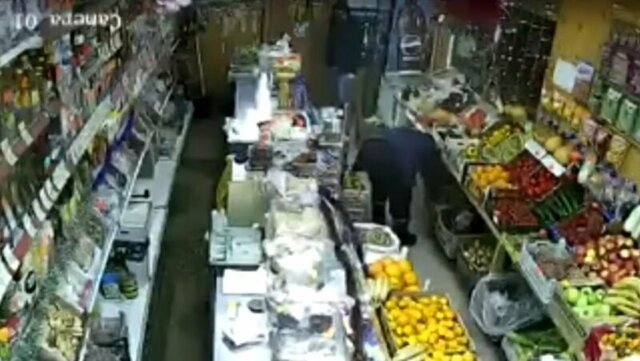 Чуть не убил за гроши: 52-летний отморозок напал с ножом на молодую продавщицу