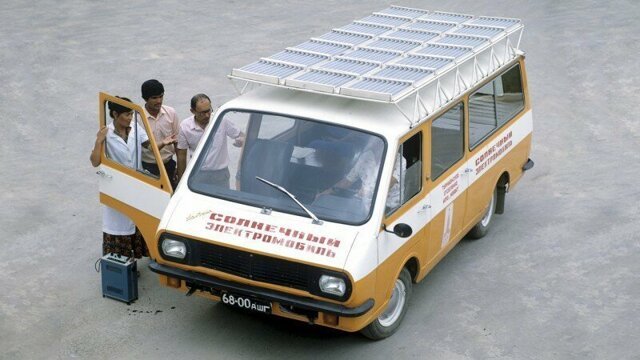 Опытный электромобиль с солнечными батареями РАФ-2910