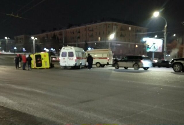 В центре Омска перевернулся реанимобиль, который вез пострадавшую в другой аварии