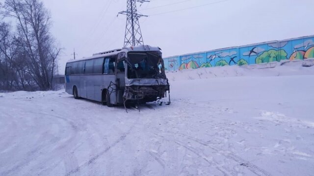 Авария дня. Автобус протаранил товарный поезд в Кемеровской области