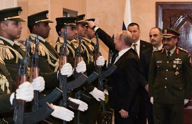 Палестина под впечатлением: Путин поднял фуражку, которую уронил военный почётного караула