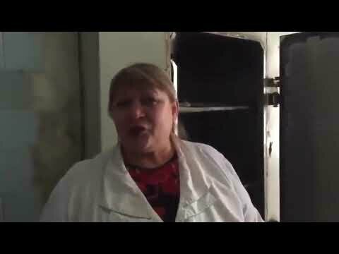 В больнице в Свердловской области рыдающие сотрудники с зарплатой 11 тысяч говорят о подушках в моче