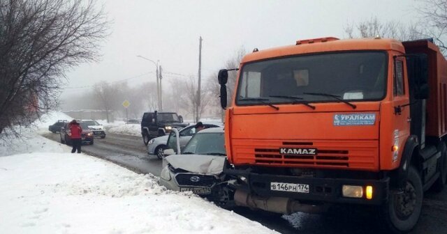 Авария дня. В Магнитогорске водитель КамАЗа вылетел на встречку