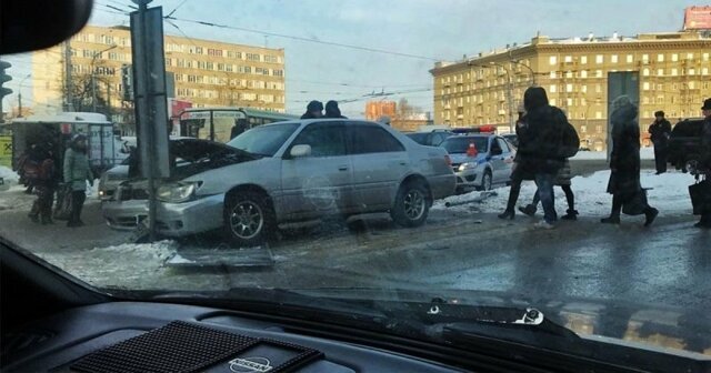 Авария дня. В Новосибирске "Тойота" влетела в толпу людей