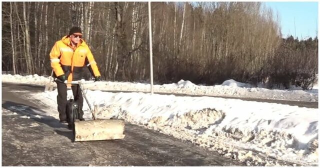 Дворник очищает улицы от снега, катаясь на моноколесе