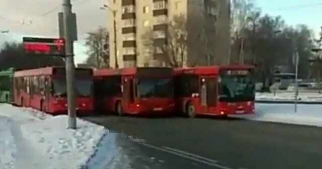 Три жадных водителя: в Казани не поделили дорогу автобусы