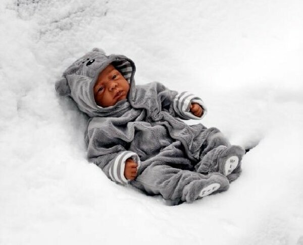 Ребенок, забытый в сугробе