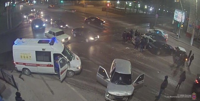 Авария дня. Молодой водитель устроил массовое ДТП в Волгограде