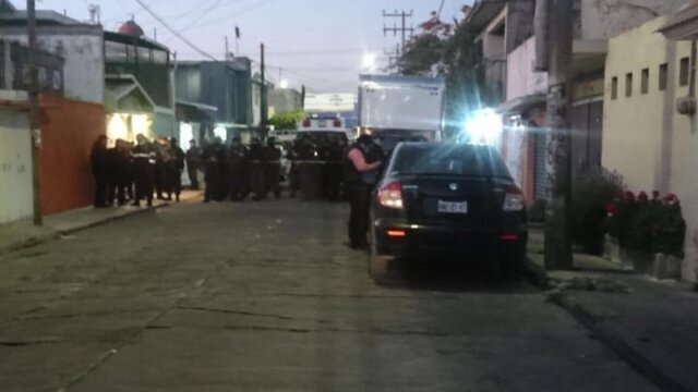 Казнь двух женщин и одного мужчины на улицах Мексики
