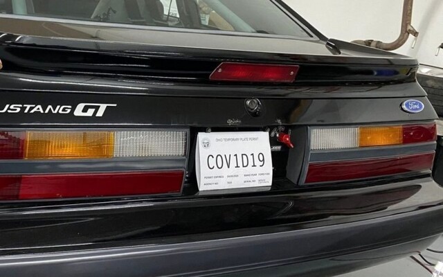 В США парень получил на свой Ford Mustang номерные знаки в честь коронавируса COVID-19