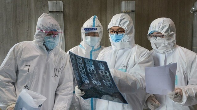 Две фазы болезни: китайские врачи рассказали о том, как отличить коронавирус от простуды
