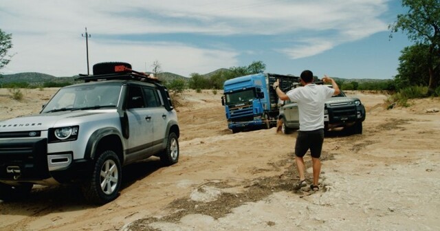 Два Land Rover Defender вытянули застрявший 20-тонный тягач с полуприцепом