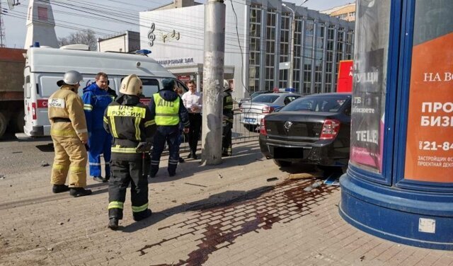 Женщина-пешеход чудом не пострадала: в Калуге машина вылетела на тротуар