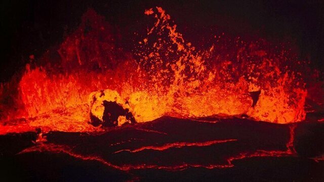 Индонезийский вулкан Анак-Кракатау начал извергаться
