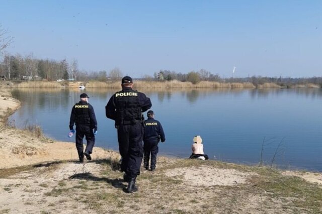 Полиция Чехии оштрафовала нудистов, загоравших без защитных масок