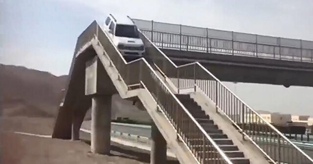 Автомобилист из Китая попытался использовать надземный пешеходный переход, чтобы совершить разворот