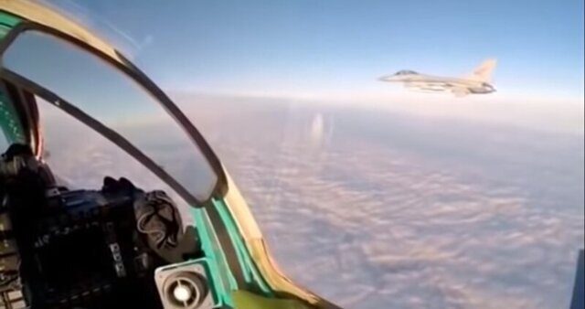 Встреча российского истребителя с американцем попала на видео
