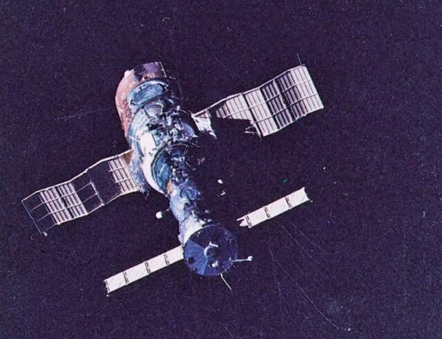 Советская орбитальная космическая станция «Салют-1» (1971 г.)
